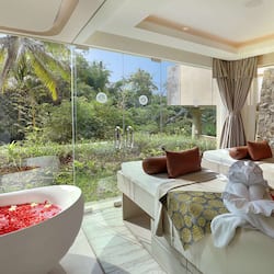 Couples treatment rooms, hot tub, body treatments, aromatherapy