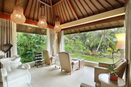 Couples treatment rooms, hot tub, body treatments, aromatherapy
