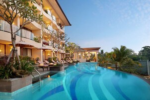 3 piscinas al aire libre, camas de piscina con cargo, sombrillas