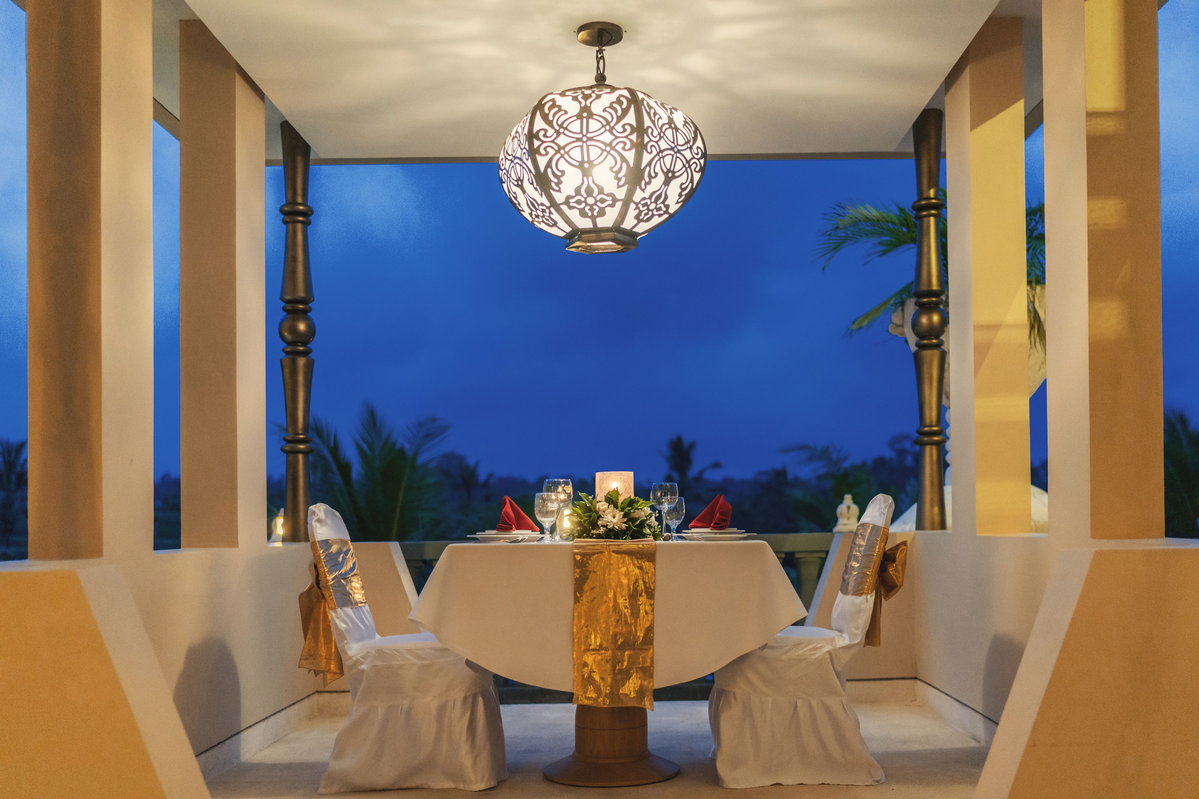 2 restaurants, breakfast, lunch served; local and international cuisine 