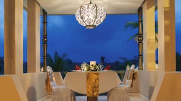 2 restaurants, breakfast, lunch served; local and international cuisine