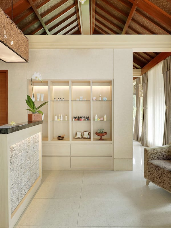 Couples treatment rooms, hot tub, body treatments, aromatherapy