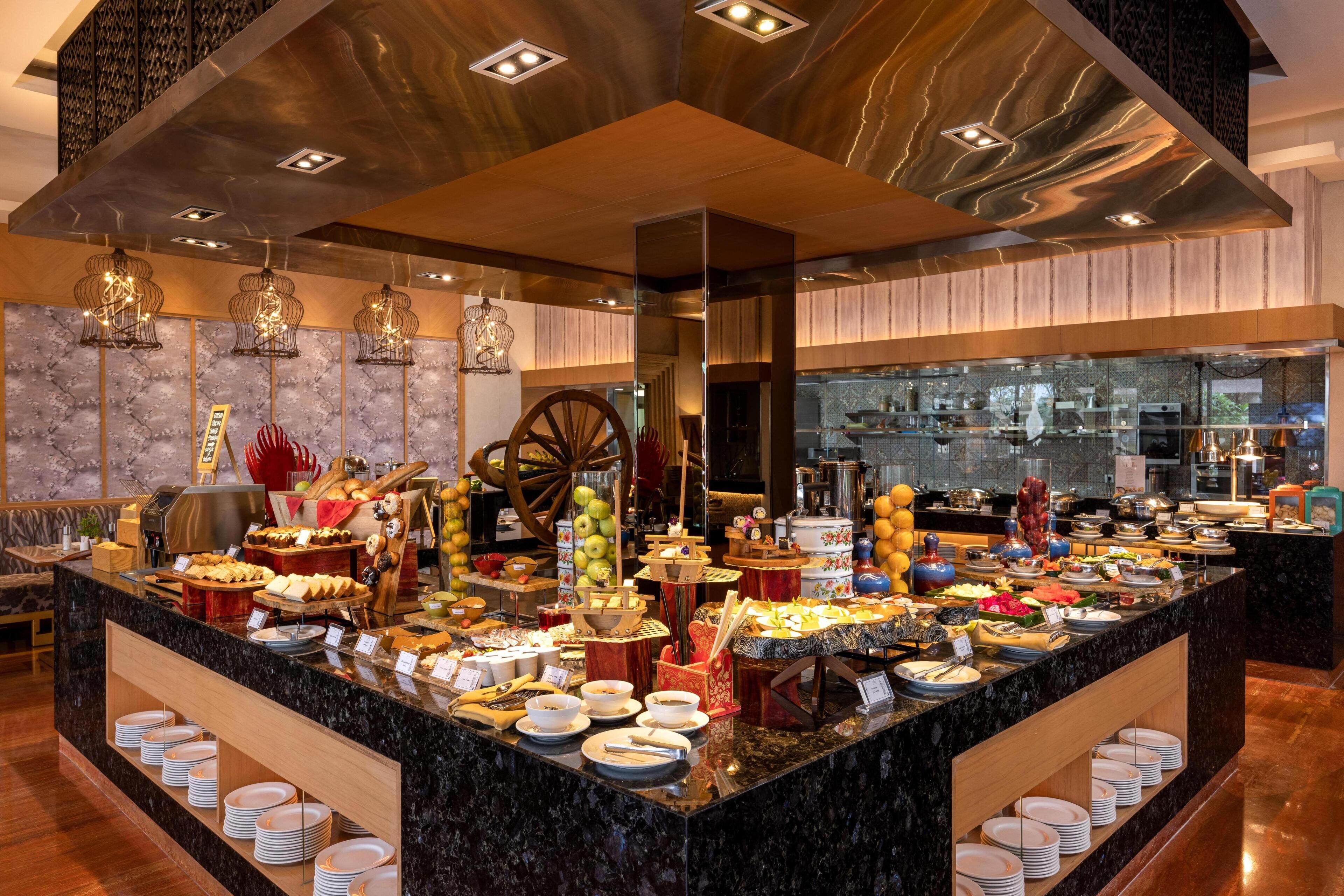 Un buffet proposant une variété de plats, un coin cuisine et un comptoir en marbre.