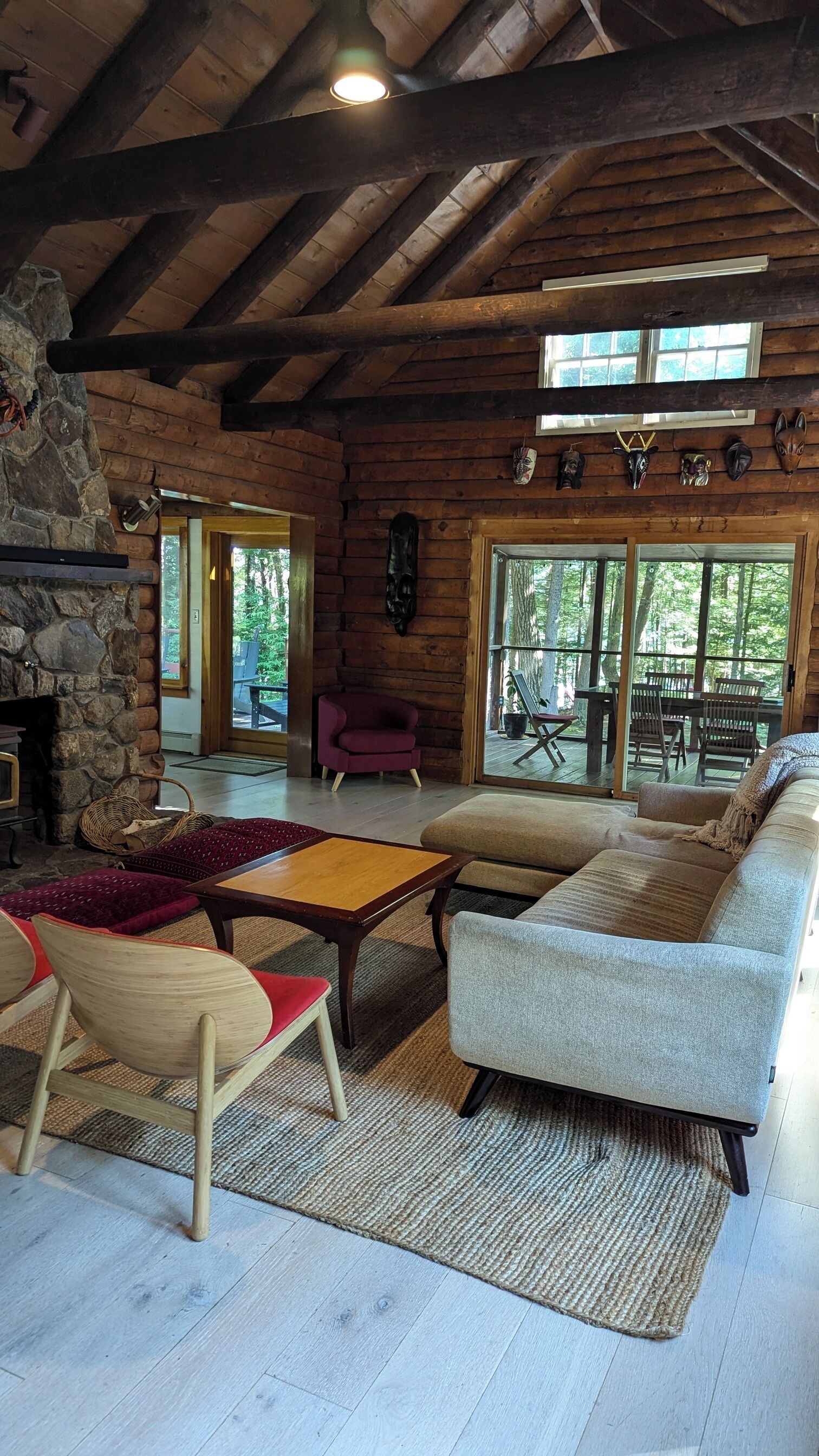 Chimenea, libros y estéreo 