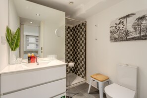 Douche, séchoir à cheveux, serviettes fournies, savon