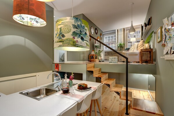 Réfrigérateur, micro-ondes, four, plaque de cuisson