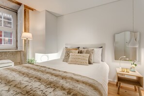 1 chambre, fer et planche à repasser, lit de bébé portatif