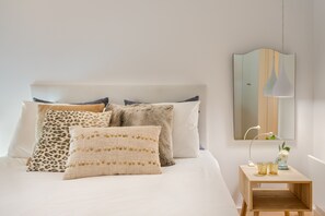 1 chambre, fer et planche à repasser, lit de bébé portatif