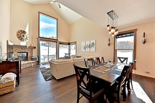 Have Fun/Relax in a Gorgeous Mountain Home, Well Equipped, Great Location