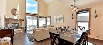 Have Fun/Relax in a Gorgeous Mountain Home, Well Equipped, Great Location