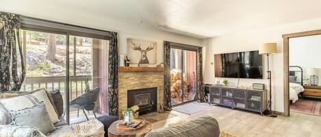 Smart-TV, Kamin, Videospielkonsole, DVD-Player