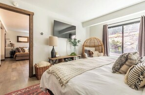 1 quarto, ferros/tábuas de passar roupa, berço de viagem