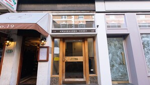 A building with a sign reading "17 AMBASSADOR COURT" and a number "19" on the facade. - Studio Flat in Central London Zone 1 Paddington / Lancaster gate Bright cozy  (London)