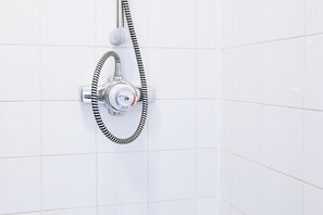Kombination af bruser/badekar, hårtørrer, håndklæder, Toiletpapir