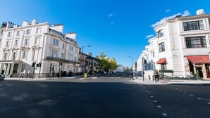 A street view with historic buildings, a hotel, and a restaurant. - Studio Flat in Central London Zone 1 Paddington / Lancaster gate Bright cozy  (London)