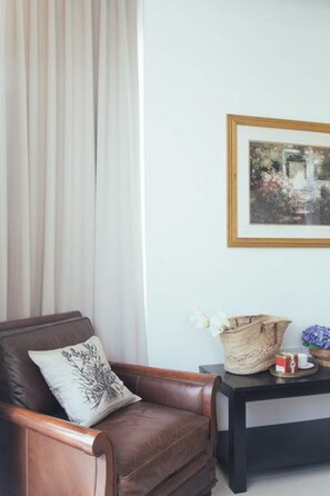 3 Bedroom Condo | Woonkamer | Een 32-inch lcd-televisie met kabelzenders en een televisie