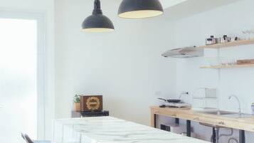 3 Bedroom Condo | Cuisine privée | Grand réfrigérateur, micro-ondes, plaque de cuisson