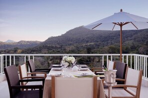 Outdoor dining - The Peak Residence (Hua Hin)