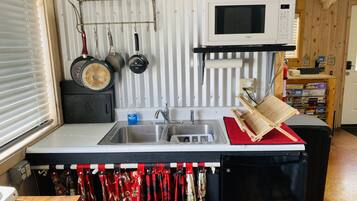 Réfrigérateur, micro-ondes, cafetiÚre/bouilloire, bouilloire électrique