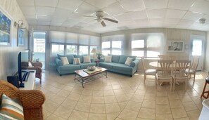 Flachbildfernseher, DVD-Player, Kinderspielzeug, Bücher