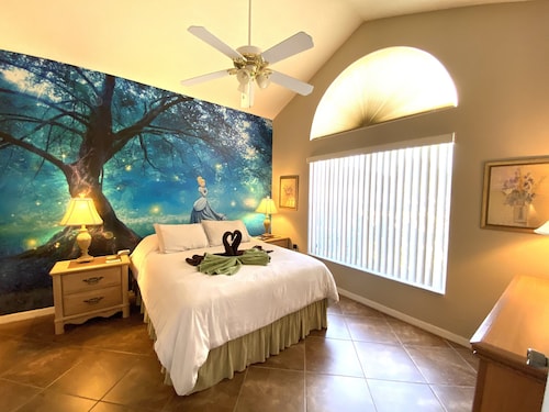 CLEAN! Themed rooms, HUGE pool,private yard, GREAT reviews, Game room, FreeGrill