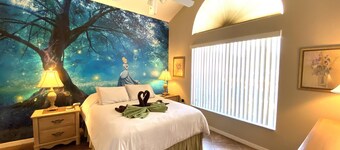 CLEAN! Themed rooms, HUGE pool,private yard, GREAT reviews, Game room, FreeGrill
