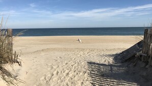 A sandy beach with a wooden fence and a clear view of the ocean. - Private Canalfront House, Dock, Deck, Fire Pit, Parking, 7th house to the Beach (South Bethany Beach)