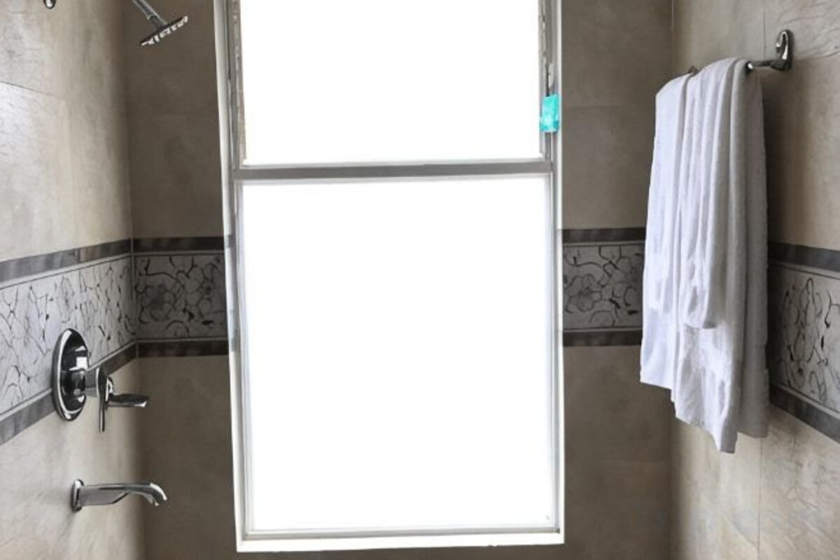 Badkamer | Een douche, gratis toiletartikelen, een haardroger, badjassen