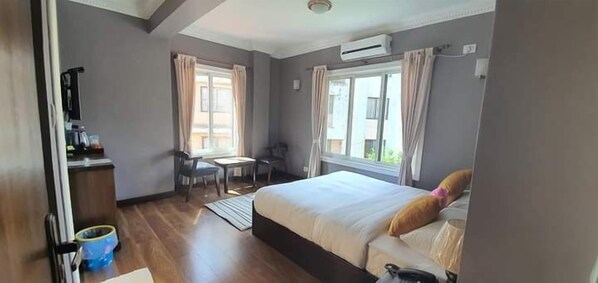 Habitación doble estándar, 1 cama King size | Sábanas de algodón egipcio, ropa de cama de alta calidad y minibar