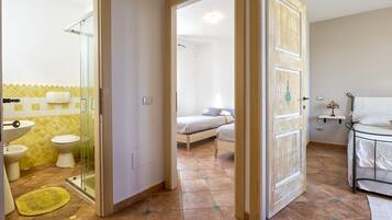 3 slaapkamers, een bureau, een strijkplank/strijkijzer, reisbedje