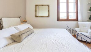 3 chambres, bureau, fer et planche à repasser, lit de bébé portatif
