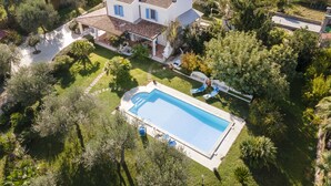 An aerial view of a house with a swimming pool, surrounded by lush greenery and a well-maintained garden. - Spectacular Villa with independent pool for 8 people near the beach (Alghero Italy)