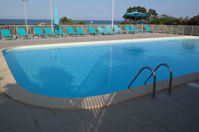 Villa in residence with swimming pool, tennis and direct to the beach in Corsica