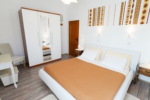 4 chambres, bureau, fer et planche à repasser, accès au Wi-Fi (inclus)