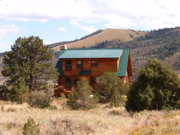 Exterior - Perfectly located Colorado Mountain Log Home Near Skiing, Rafting, Everything! (Salida)