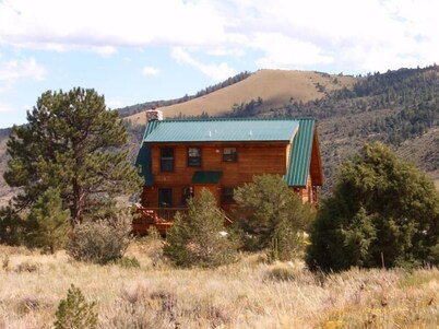 Perfectly located Colorado Mountain Log Home Near Skiing, Rafting, Everything!