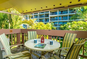 Outdoor dining - PARADISE ON MAUI 2BD 2BA JUST STEPS FROM  KAM II BEACH SHOPS AND RESTAURANTS (Kihei)