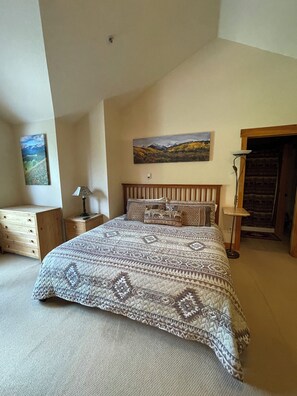 2 bedrooms, free WiFi, bed sheets - Trappers Crossing in Keystone  (Keystone)