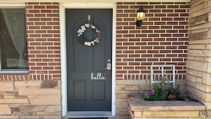 A dark grey front door with a wreath and the word "hello." - Center of Kanab! Inviting, clean & spacious (Kanab)
