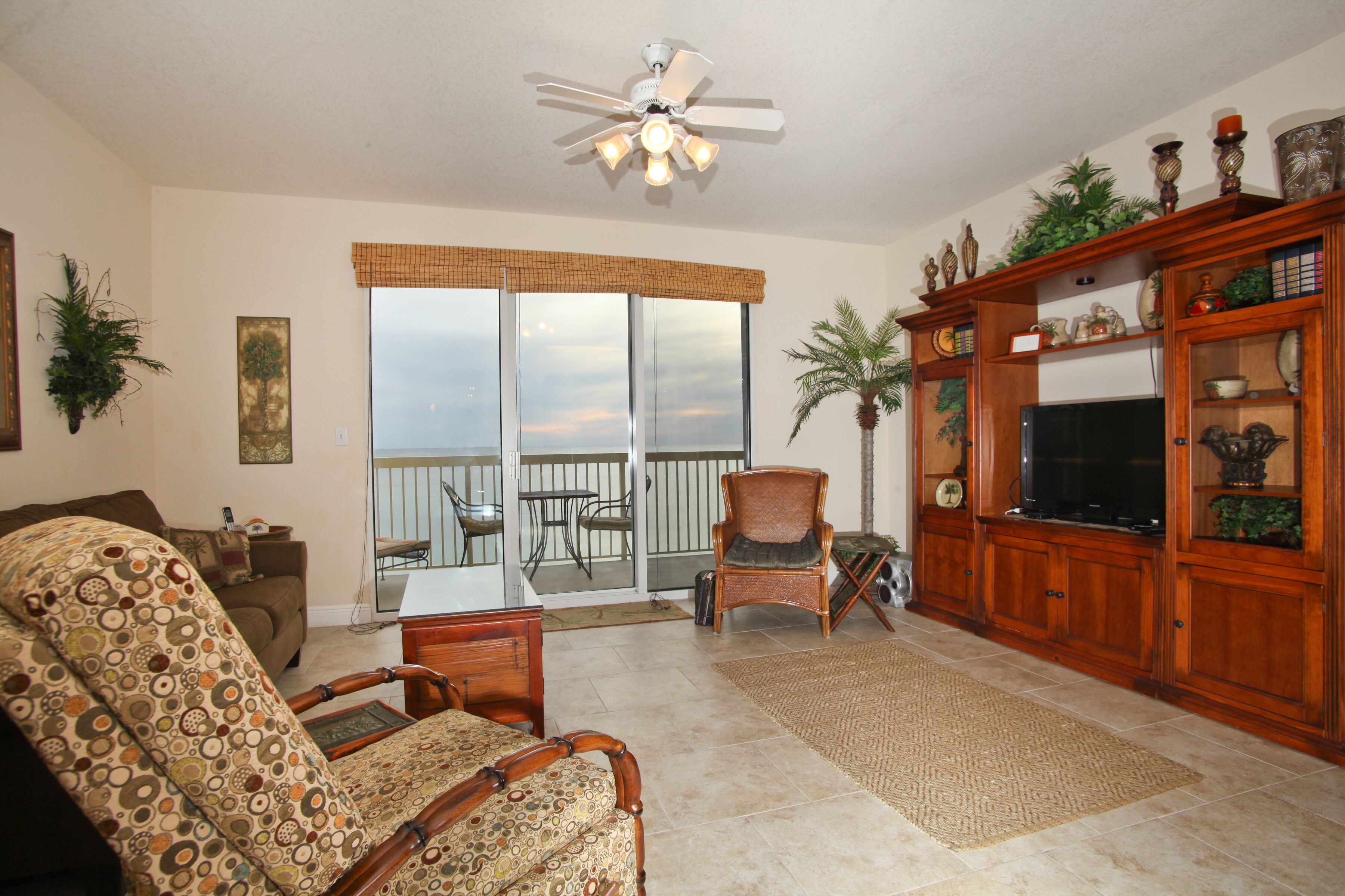 Smart TV, DVD player, books, stereo