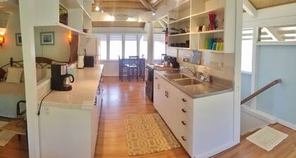 Kailua Beachside, 2 Houses off beach, 2bed/2bath, Sleeps 8, Ocean & Mtn Views