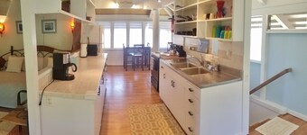 Kailua Beachside, 2 Houses off beach, 2bed/2bath, Sleeps 8, Ocean & Mtn Views