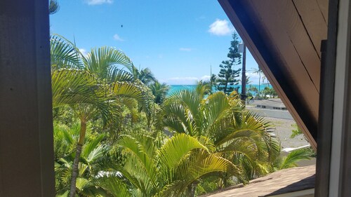 Kailua Beachside, 2 Houses off beach, 2bed/2bath, Sleeps 8, Ocean & Mtn Views