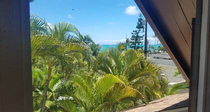 Kailua Beachside, 2 Houses off beach, 2bed/2bath, Sleeps 8, Ocean & Mtn Views