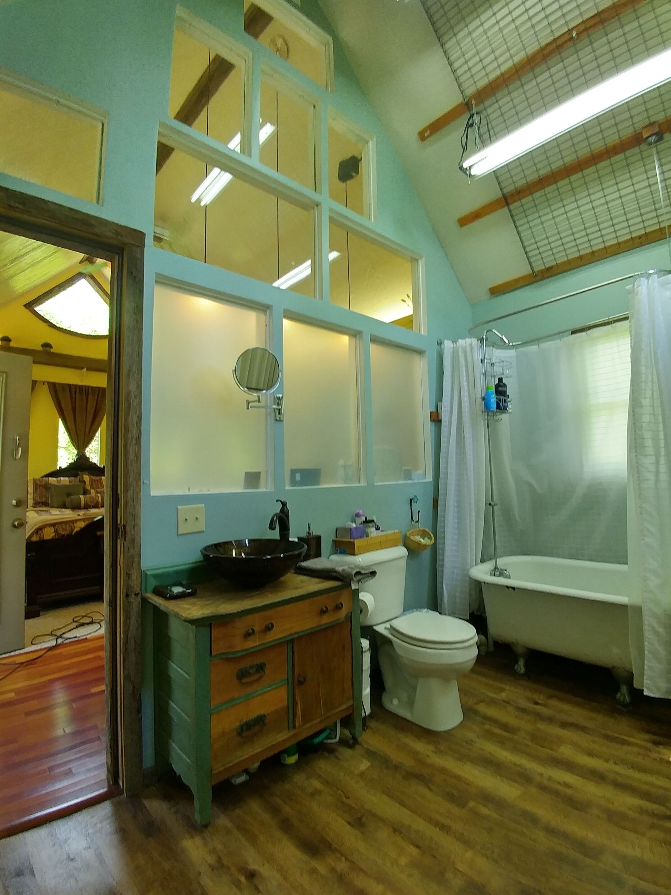 Baignoire, articles de toilette écologiques, sèche-cheveux