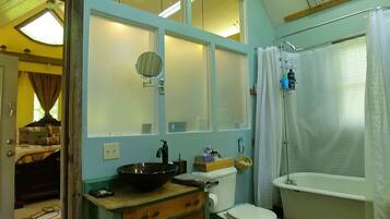 Baignoire, articles de toilette écologiques, sèche-cheveux