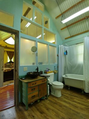 Badewanne, umweltfreundliche Kosmetikartikel, Haartrockner, Handtücher
