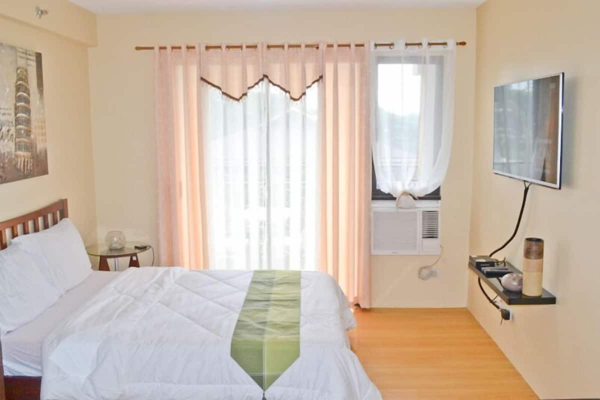 Desk, iron/ironing board, free WiFi, bed sheets
