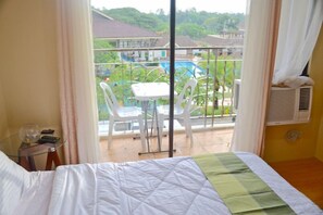 스튜디오, 발코니, 수영장 전망 | 책상, 다리미/다리미판, 무료 WiFi, 침대 시트