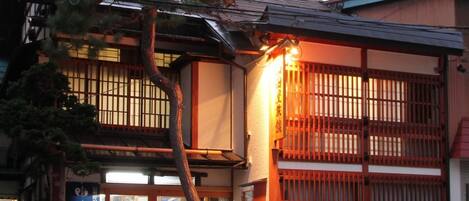 Majoituspaikan julkisivu illalla/yöllä